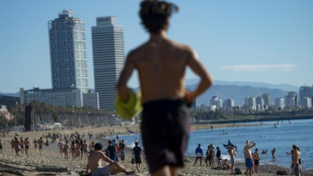 Barcelona reduce en un 15 por ciento el aforo en sus playas para minimizar riesgos de contagio