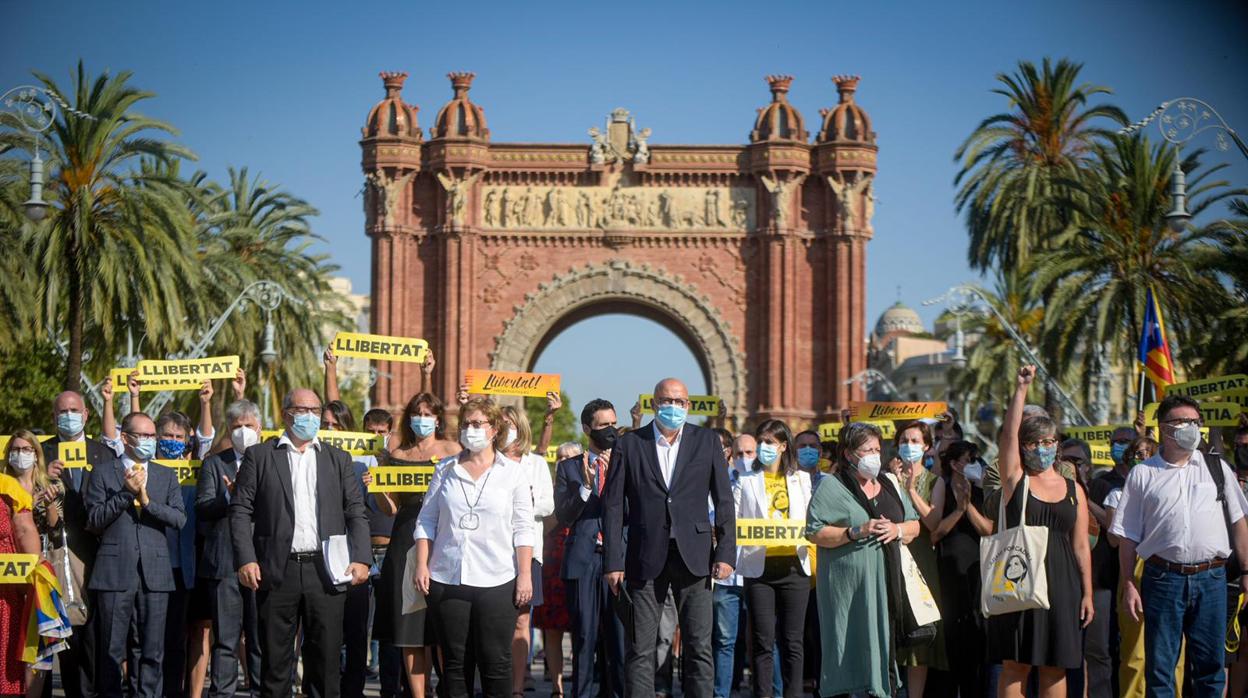 Dirigentes de ERC y Junts, en la concentración de este martes