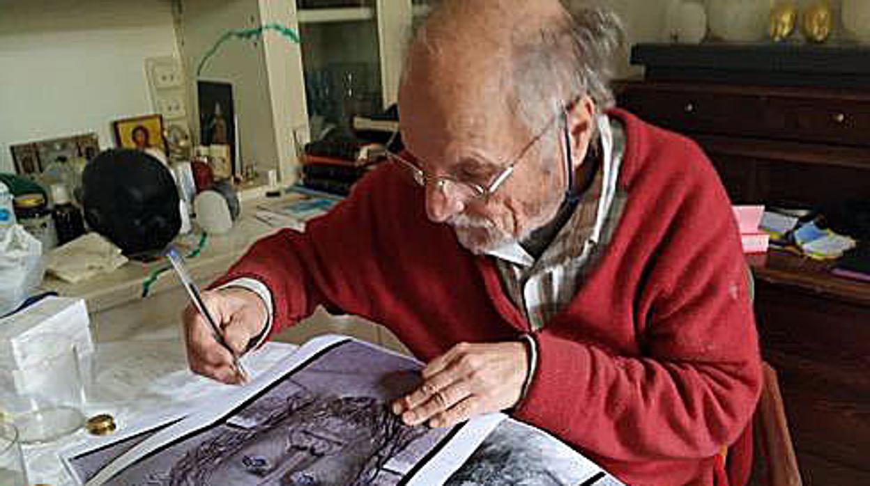 El artista Antonio López, con alguno de los bocetos del proyecto