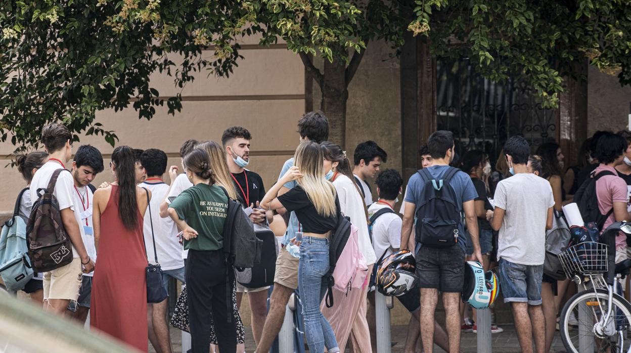 Imagen de un grupo de jóvenes sin mascarilla en Valencia