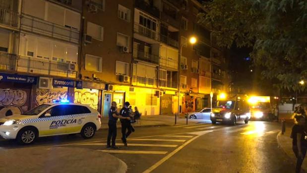 Un vecino tira un cubo de lejía sobre los clientes de un bar de Vicálvaro «por el ruido»