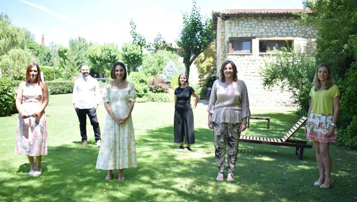 Tamara Falcó (la segunda por la izquierda), en Sigüenza junto con Patricia Franco (segunda por la derecha), consejera de Economía, Empresas y Empleo de la Junta de Castilla-La Mancha