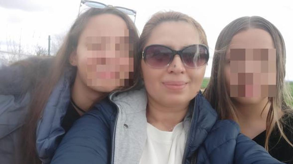 Daniela Sabina con sus hijas, Lorena y María Cristina, quien recibió la paliza