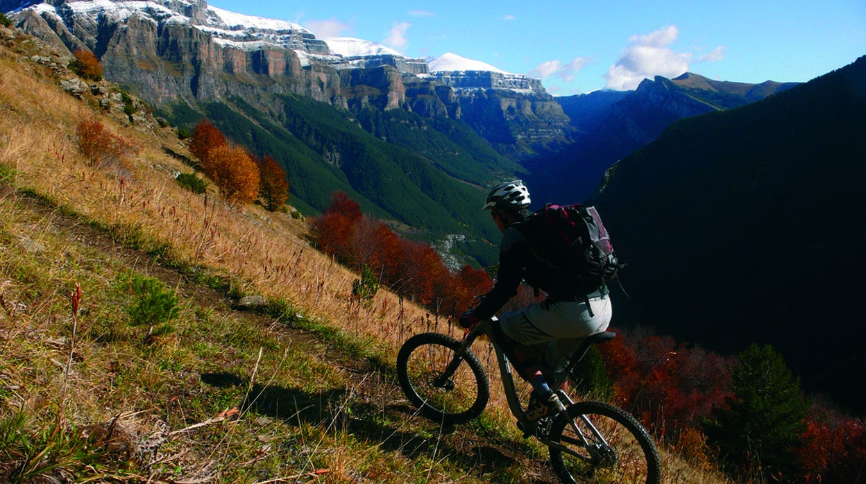 El Pirineo oscense ofrece espectaculares zonas para la práctica de la BTT