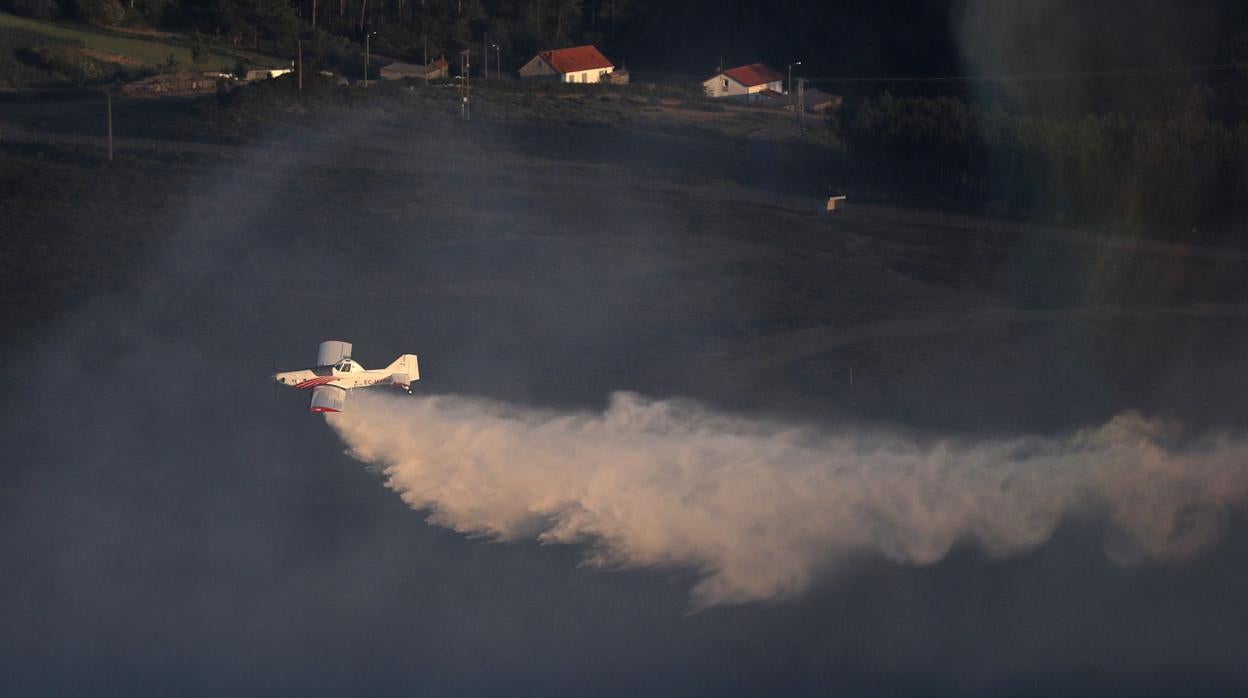 Un hidroavión extinguiendootro incendio producido en Porto do Son el pasado fin de semana