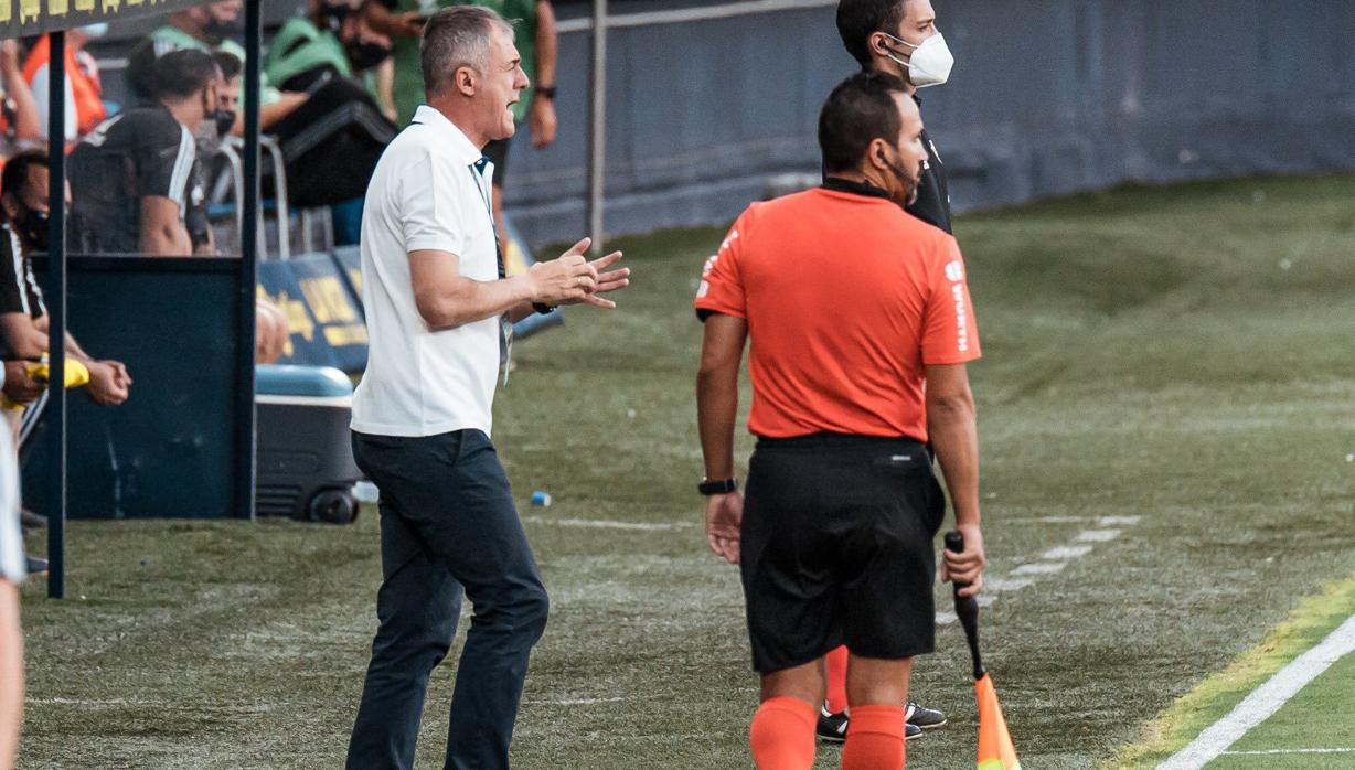 Lucas Alcaraz, en la banda, durante el partido contra el Cádiz