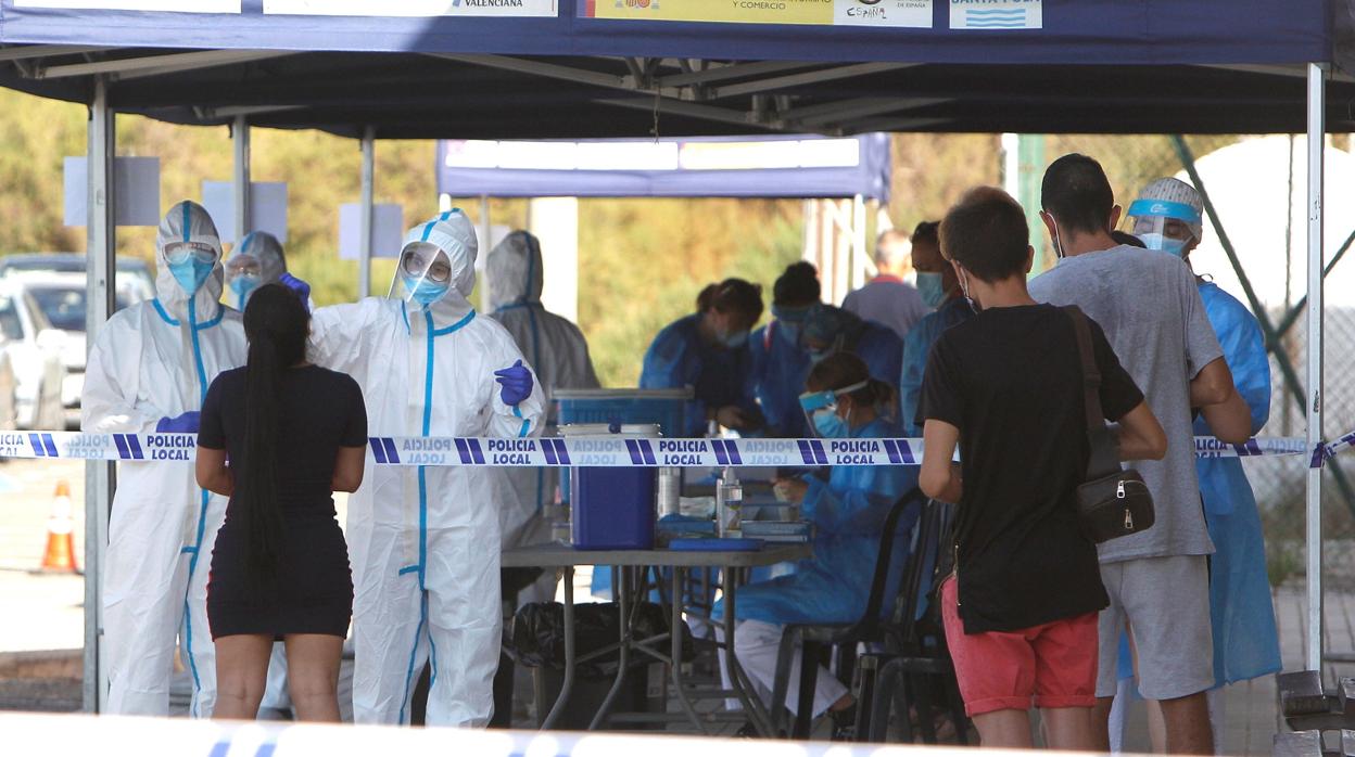 Imagen tomada este miércoles en la toma de pruebas de coronavirus a los clientes de una discoteca en Santa Pola