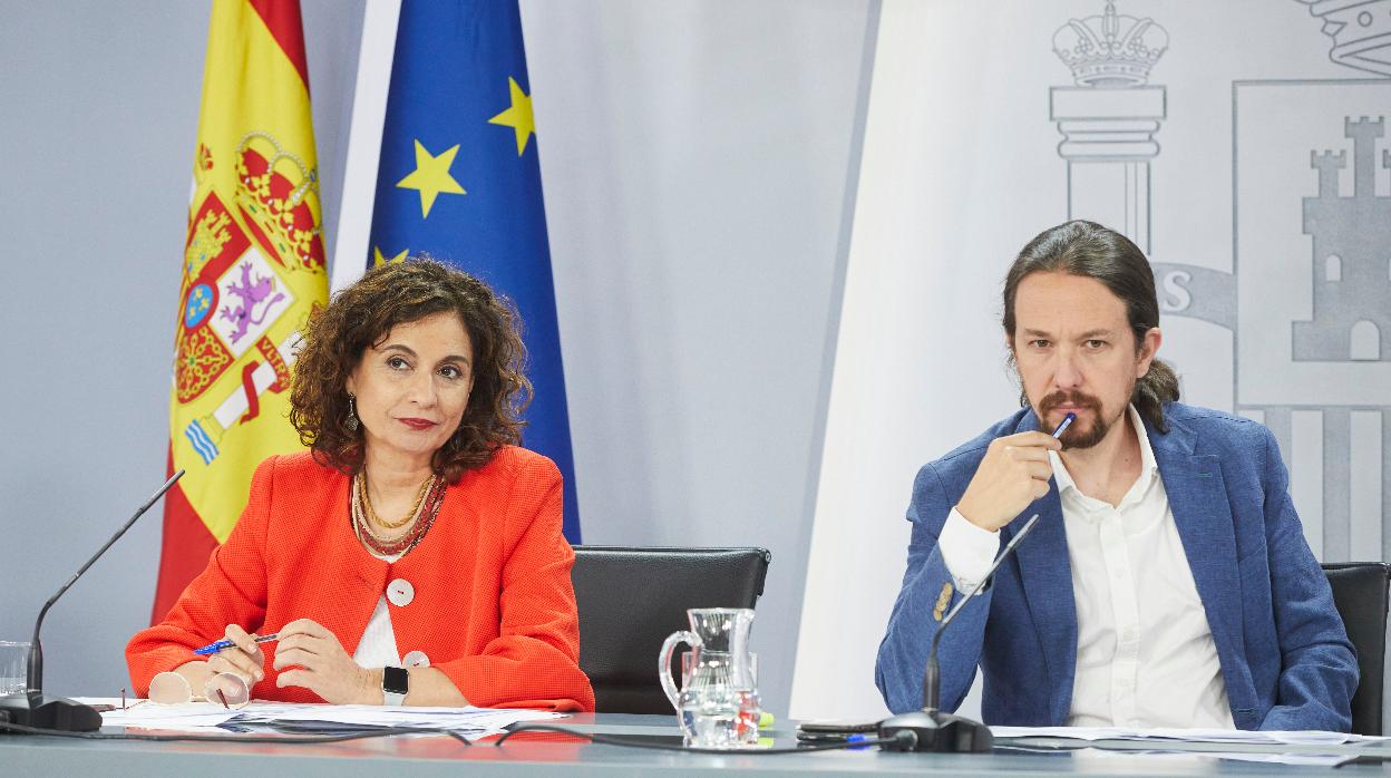 La ministra portavoz y el vicepresidente segundo, en una rueda de prensa