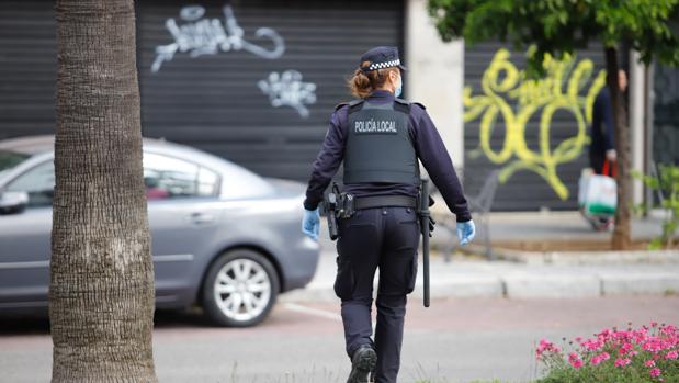 Se tumba desnudo en un comercio y arroja una piedra a un policía antes de ser detenido