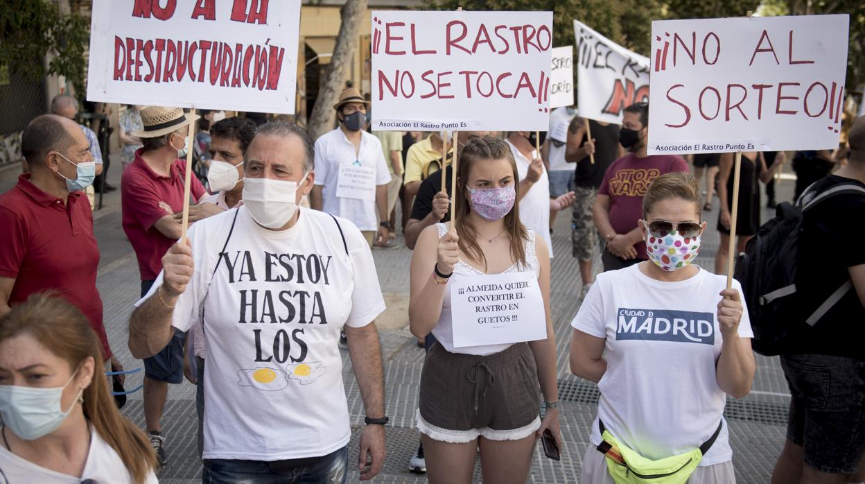 Los comerciantes de El Rastro, en la manifestación del pasado domingo