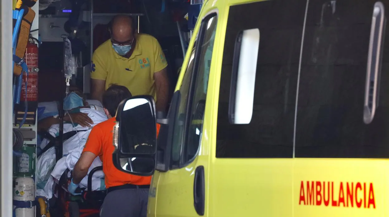 Una ambulancia traslada al hospital a un paciente en Zaragoza
