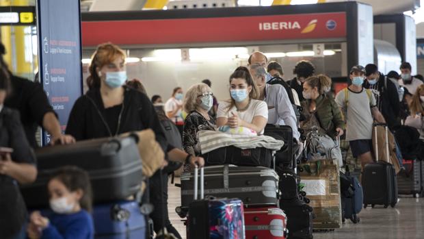 Los controles de Barajas solo detectaron el 5% de los casos importados de coronavirus