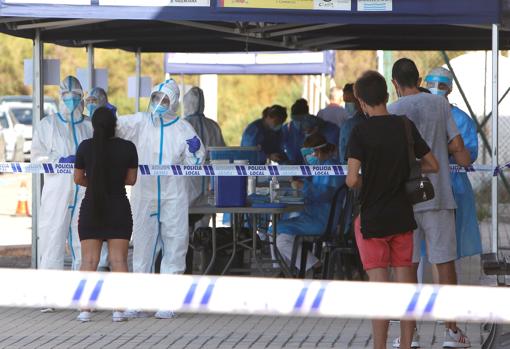 Imagen de las pruebas de Covid-19 en Santa Pola (Alicante) tras el brote en una discoteca