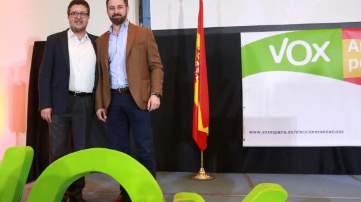 El candidato de Vox a la Junta de Andalucía, el juez Francisco Serrano, con Santiago Abascal