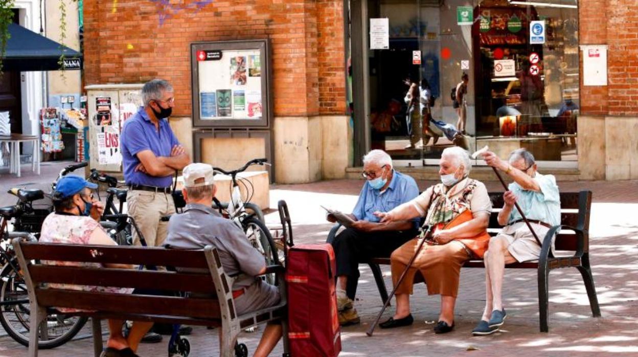 Vecinos, descansando a las puertas del mercado del Clot, hace unos días