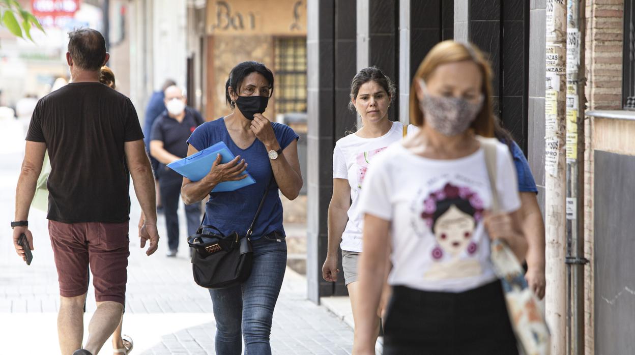 Imagen de viandantes con mascarilla en Valencia