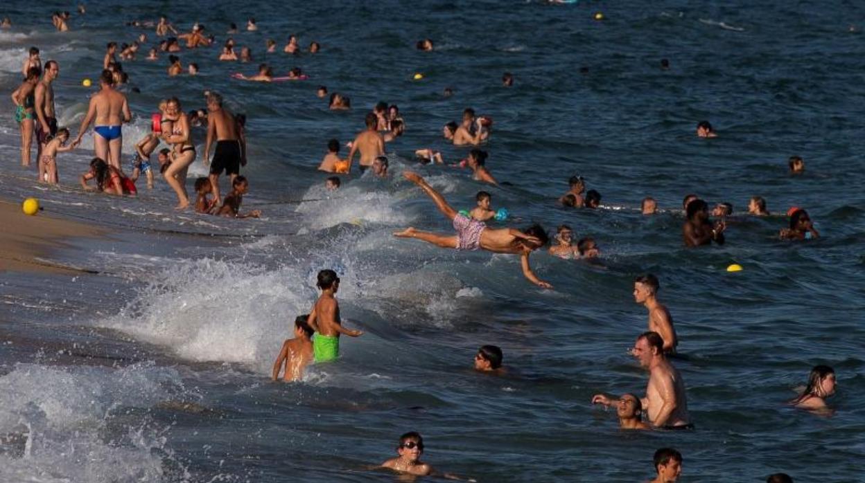 Decenas de vecinos, bañándose este fin de semana en una playa de El Masnou (Barcelona)