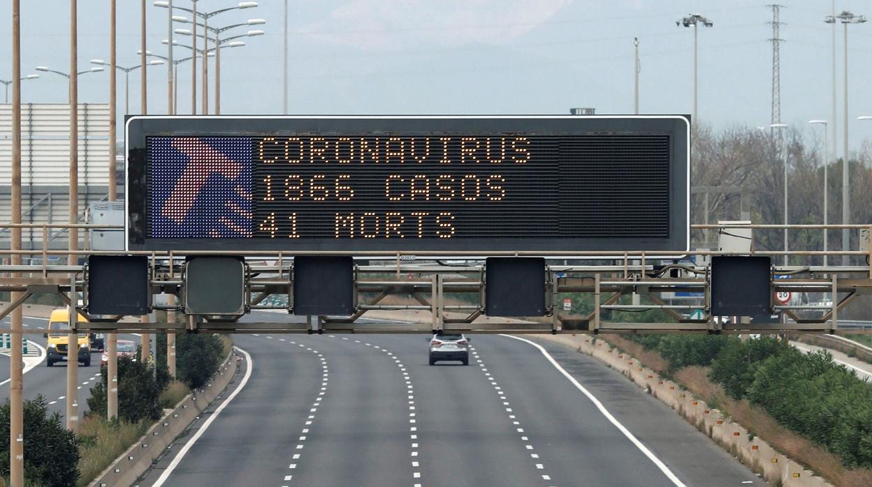 Vista de la autovia C-31 en dirección al aeropuerto de El Pra a los pocos días de entrar en vigor el estado de alarma