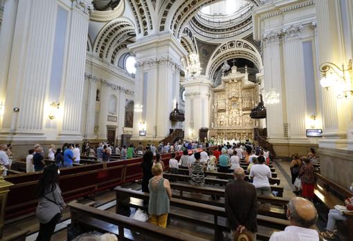 Aspecto que presentaba la nave principal, ante el altar mayor de la Basílica del Pilar, durante el funeral presidido por el arzobispo de Zaragoza