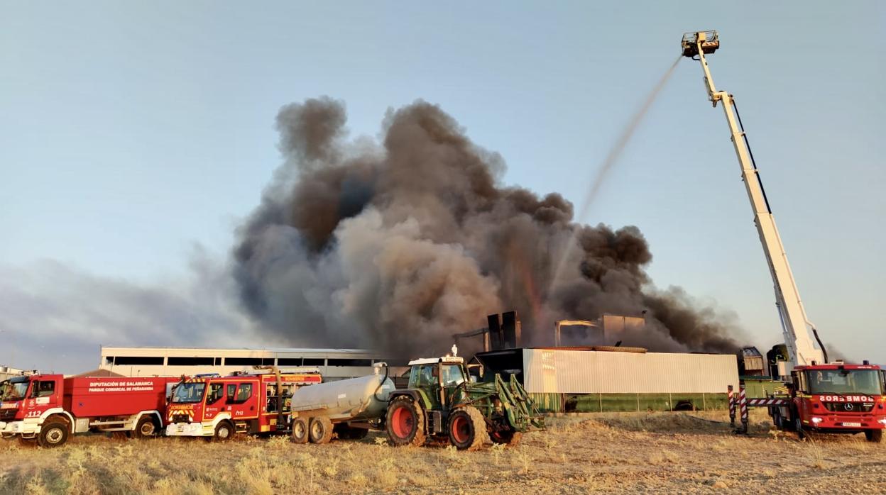 Trece horas de incendio acabaron con el reactor central de la planta de residuos de San Pedro del Arroyo