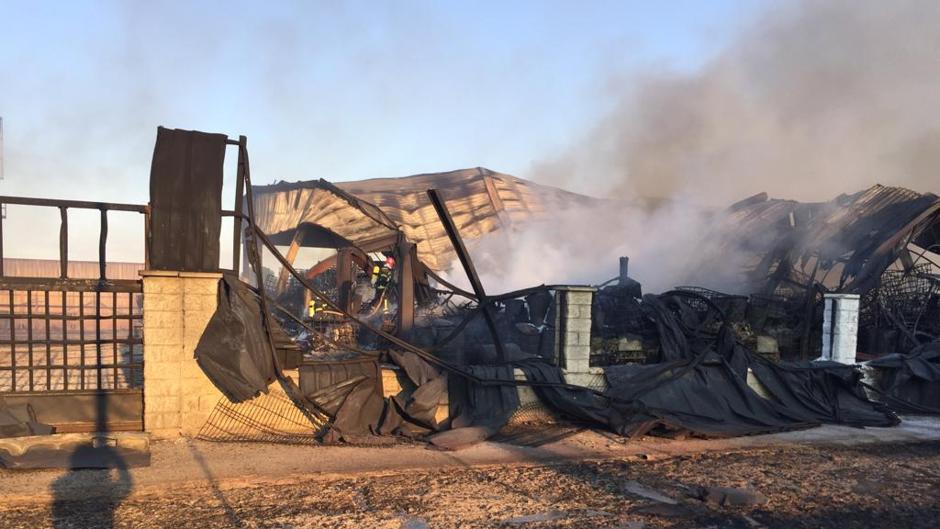 Los vecinos de San Pedro del Arroyo vuelven a sus casas una vez controlado el incendio