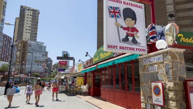 Turistas británicos en Benidorm: «Nos sentimos más seguros aquí que en el Reino Unido»