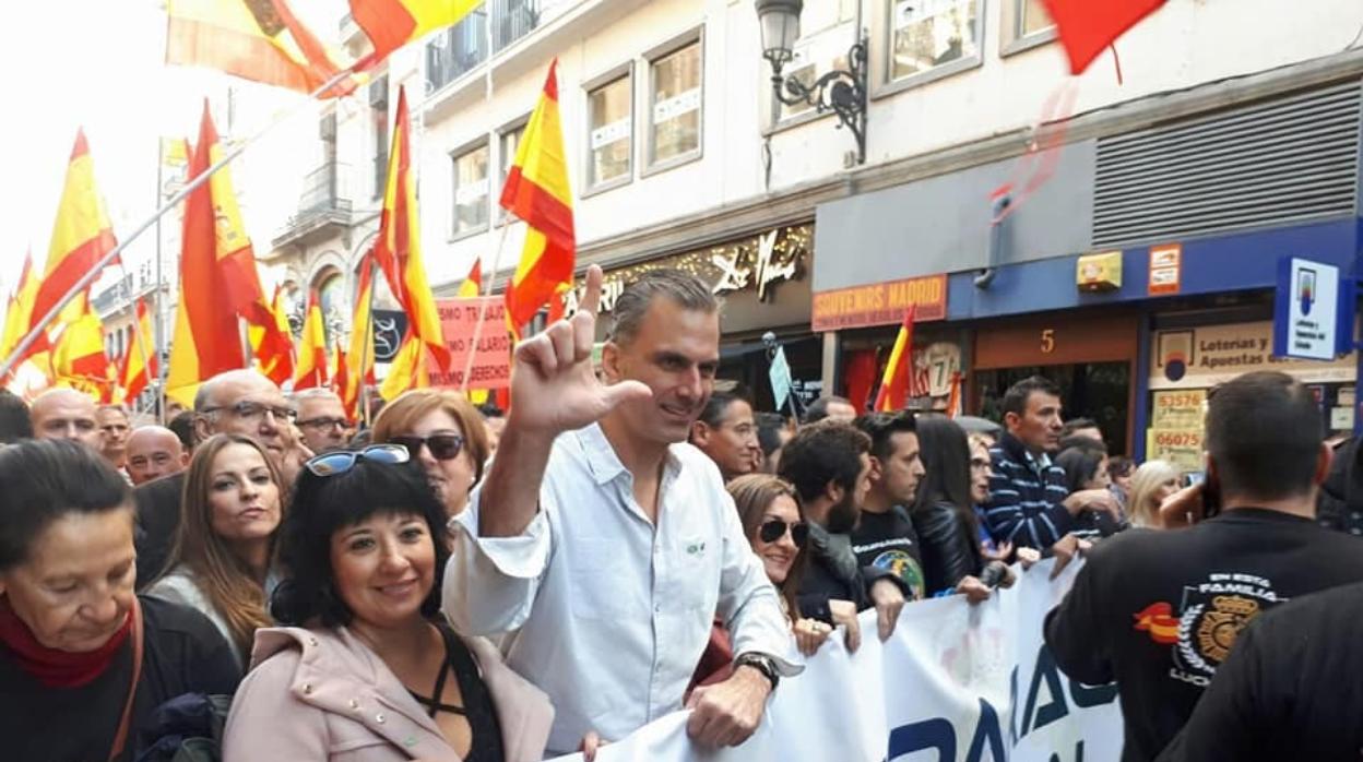 Carmen Gomis, a la izquierda de la imagen, fundadora de «TÚPatria», junto al secretario general de Vox, Javier Ortega Smith