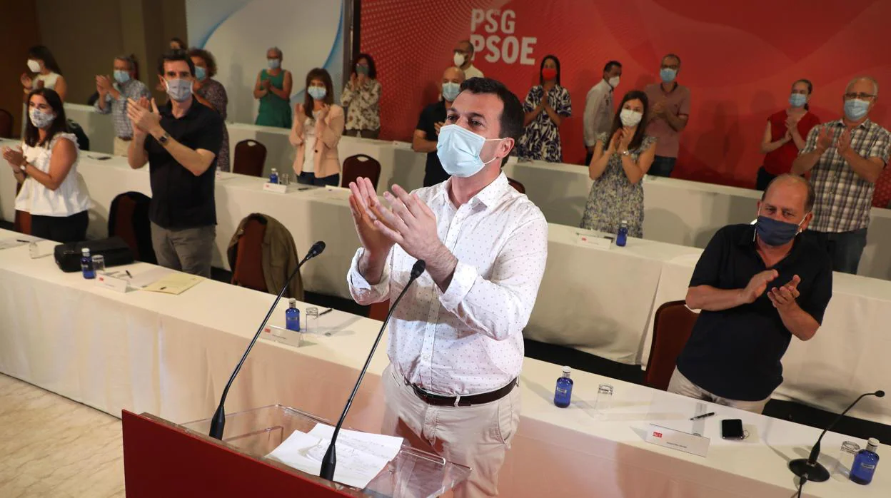 El secretario general del PSdeG, Gonzalo Caballero, aplaude antes de intervenir ante el Comité Nacional del partido