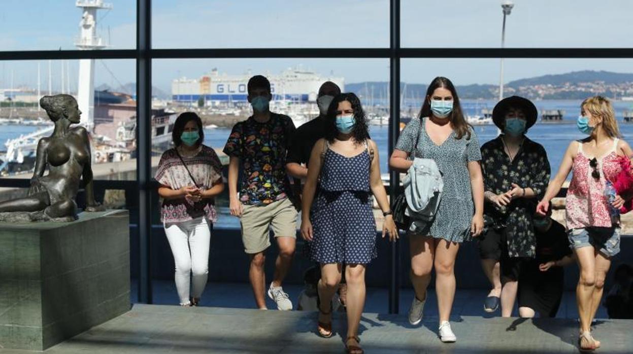 Un grupo de personas, provistas de mascarillas, en Vigo