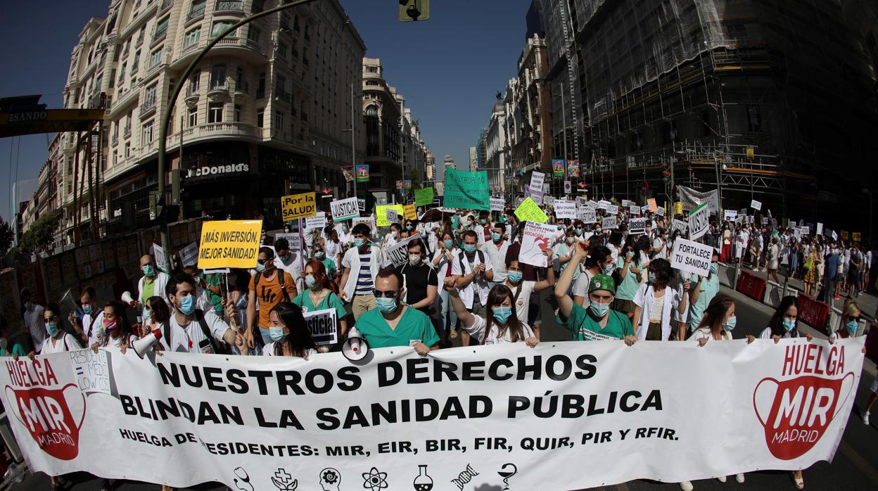 Los médicos residentes se manifiestan, la semana pasada, por la Gran Vía