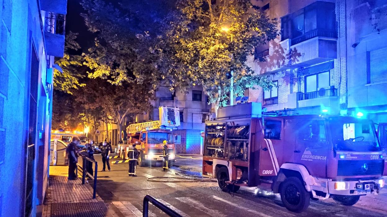 Imagen de la intervención de los bomberos para apagar el fuego en Puertollano (Ciudad Real)