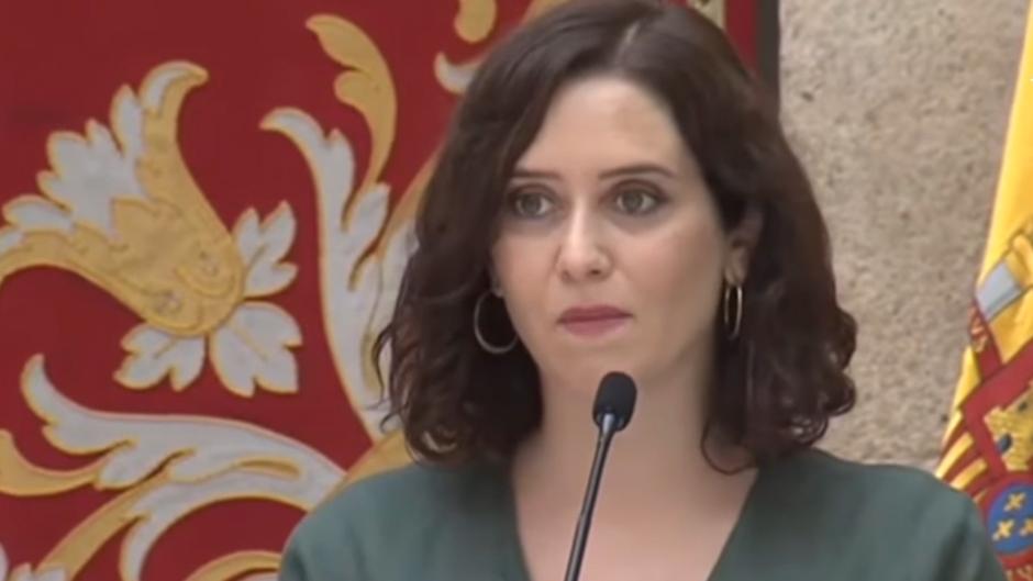 El desliz de Ayuso con un micrófono abierto en una rueda de prensa