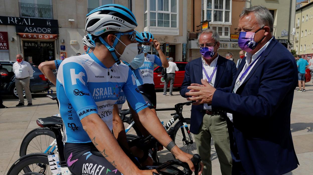 El vicepresidente de la Diputación de Burgos, Lorenzo Rodríguez conversa con un ciclista del equipo ciclista Israel Start, en la salida de la XLII edición de la Vuelta a Burgos que se disputará desde hoy, hasta el sábado 1 de agosto