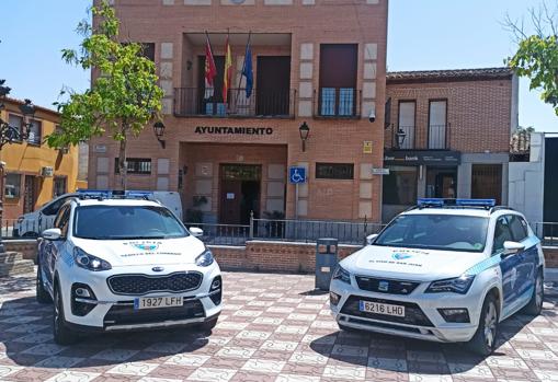 Los dos coches nuevos, delante del Ayuntamiento de Cedillo