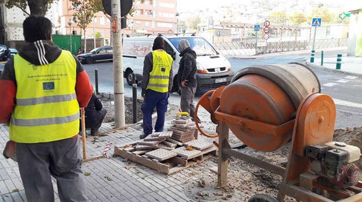 Trabajadores de uno de los planes de empleo del Gobierno de Castilla-La Mancha