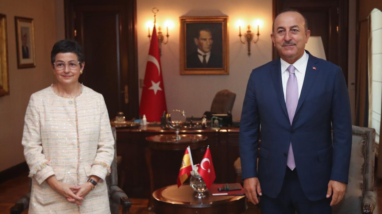 La ministra González Laya, con su homólogo turco, Mevlüt Çavusoglu