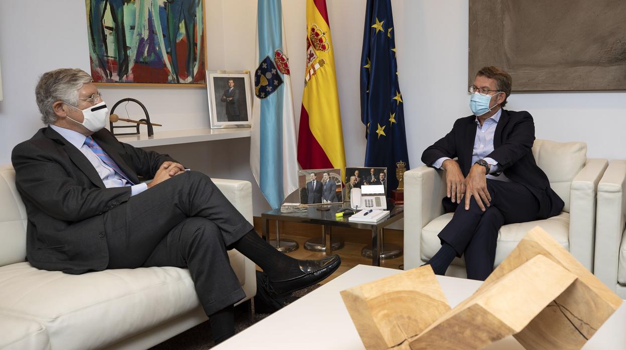 El presidente de la Xunta en funciones, Alberto Núñez Feijóo, con el embajador de Portugal, João Mira Gomes