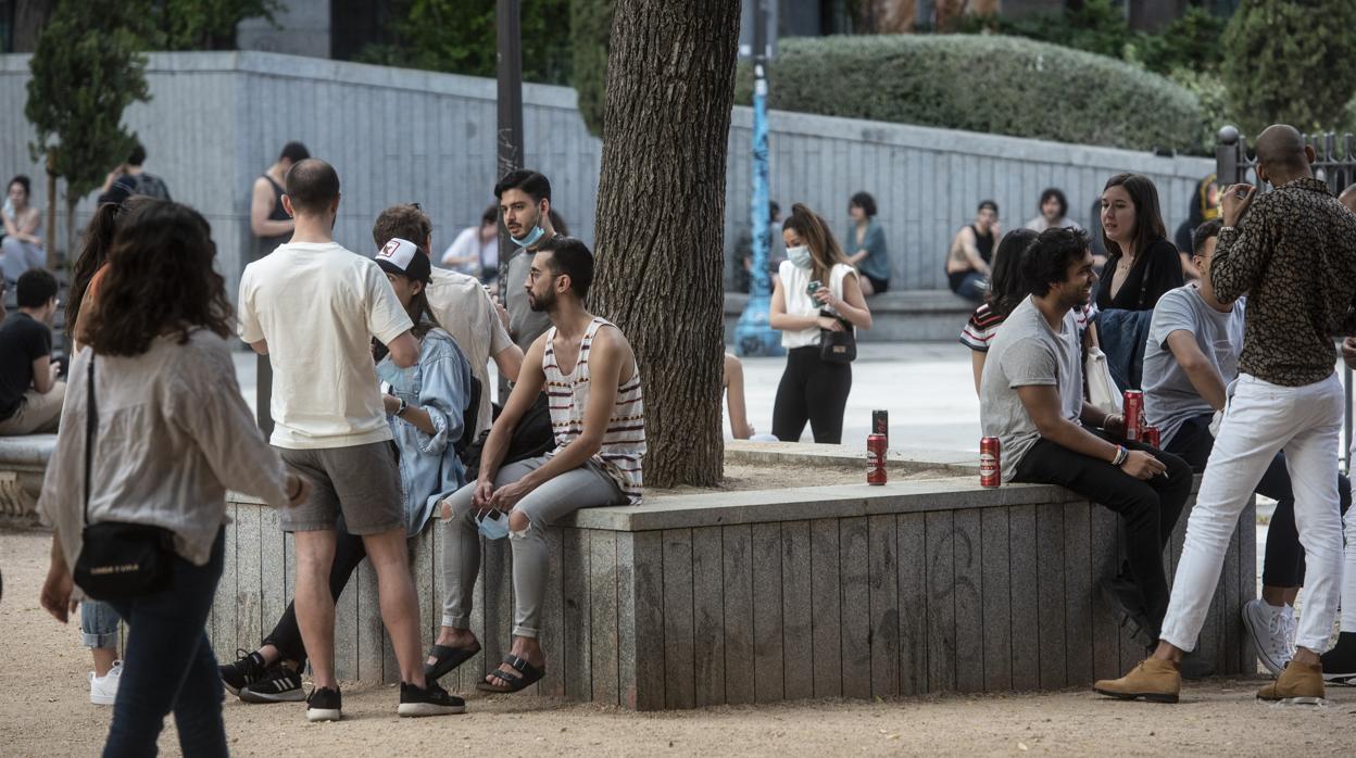 Multitud de jóvenes en la plaza del Dos de Mayo, en Malasaña