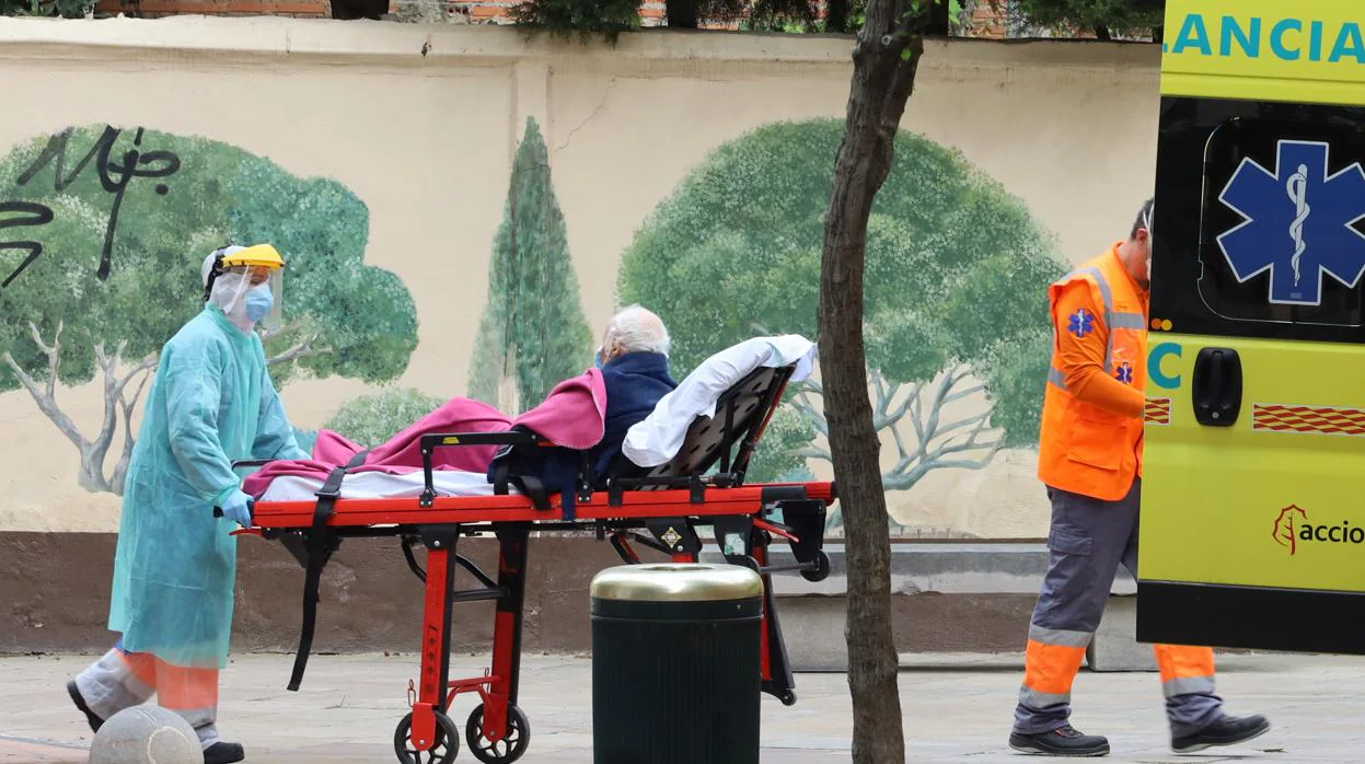 Personal del Servicio Aragonés de Salud traslada a un paciente en ambulancia, en Zaragoza