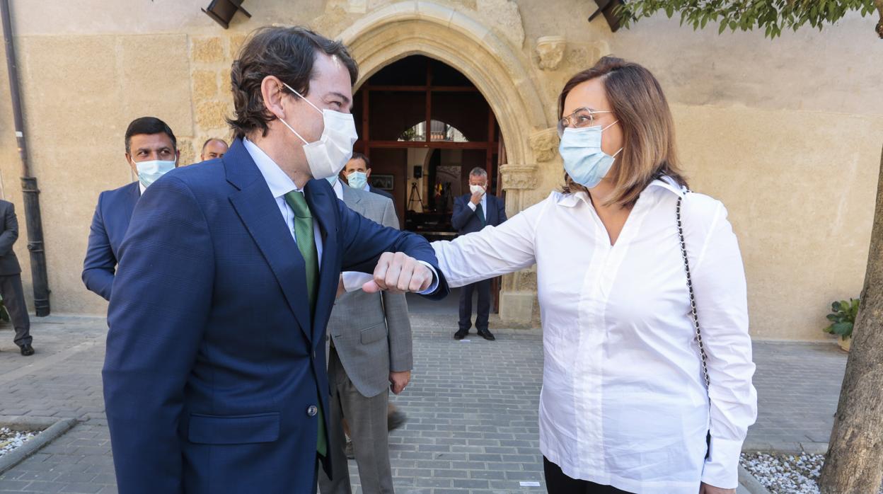 Mañueco y Ángeles Armisén se saludan poco antes de la firma del convenio