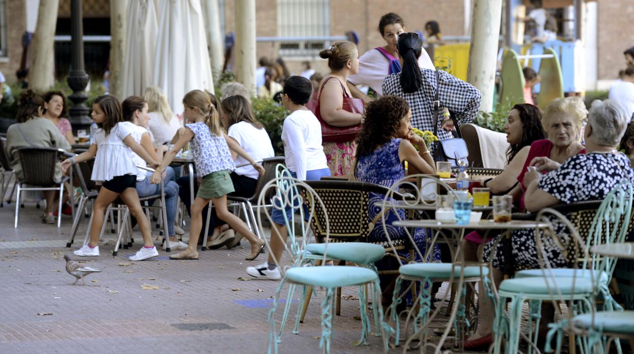 Grupos de personas, en una terraza de un bar del centro de Madrid