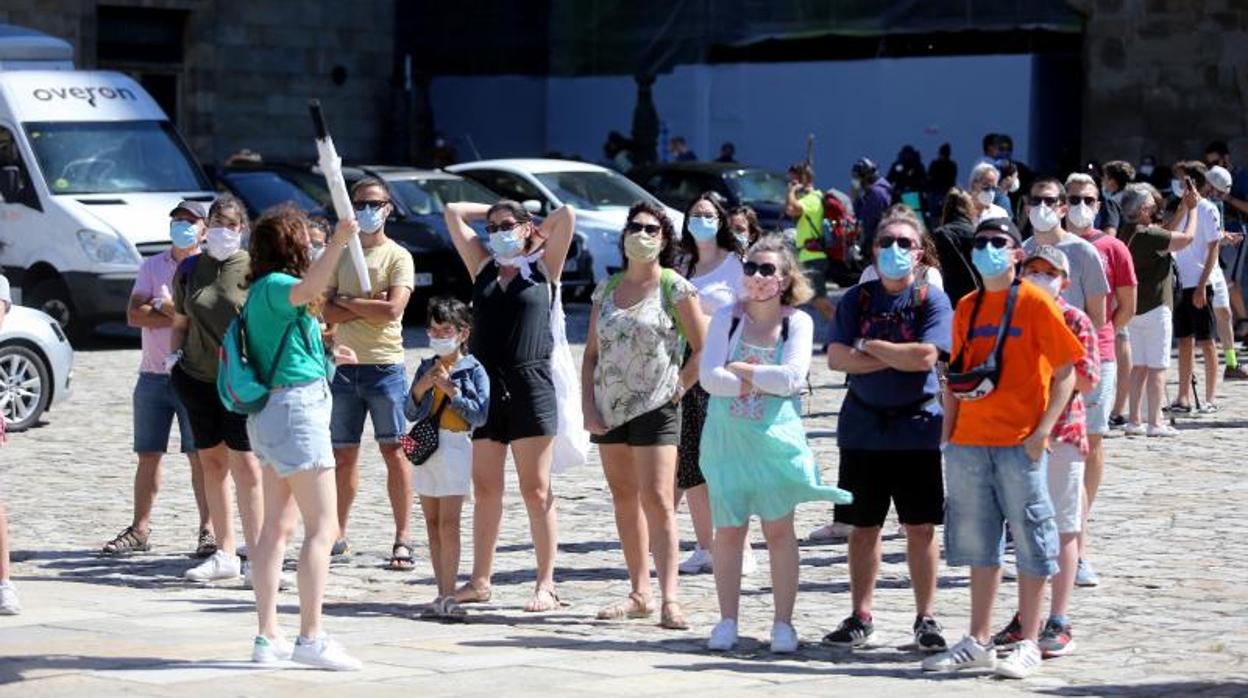 Un grupo de turistas, en la plaza del Obradoiro, en Santiago