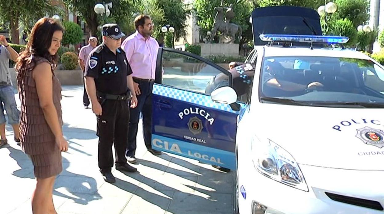 La alcaldesa Pilar Zamora, junto a un coche de la Policía Local de Ciudad Real