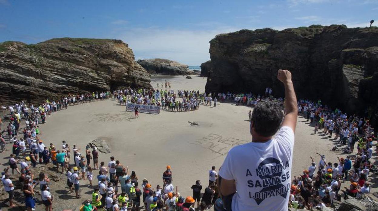 Protesta de los trabajadores de Alcoa en la playa de As Catedrais