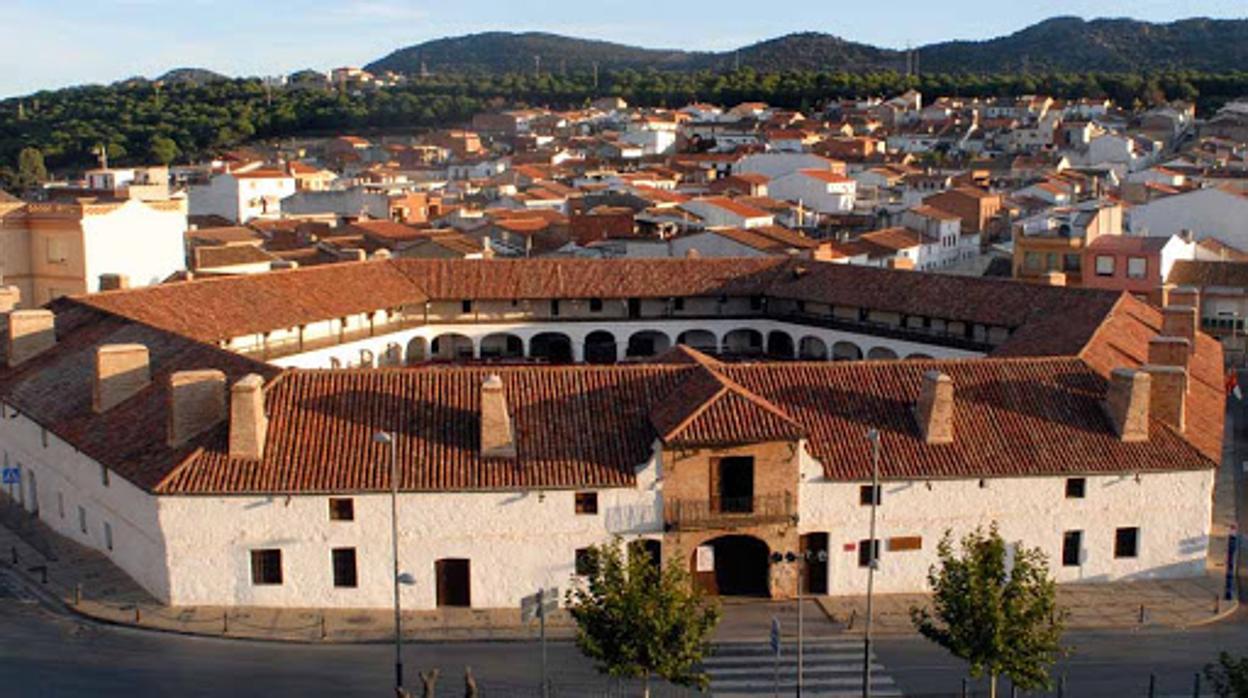 Vista general de la localidad ciudadrealeña de Almadén, con su plaza de toros hexagonal en primer plano