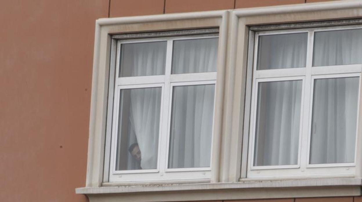 Un jugador del Fuenlabrada, asomado a la ventana del hotel en La Coruña