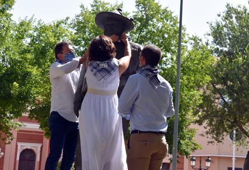 La alcaldesa de Ciudad Real, Pilar Zamora impone el pañuelo tradicional al Pandorgo