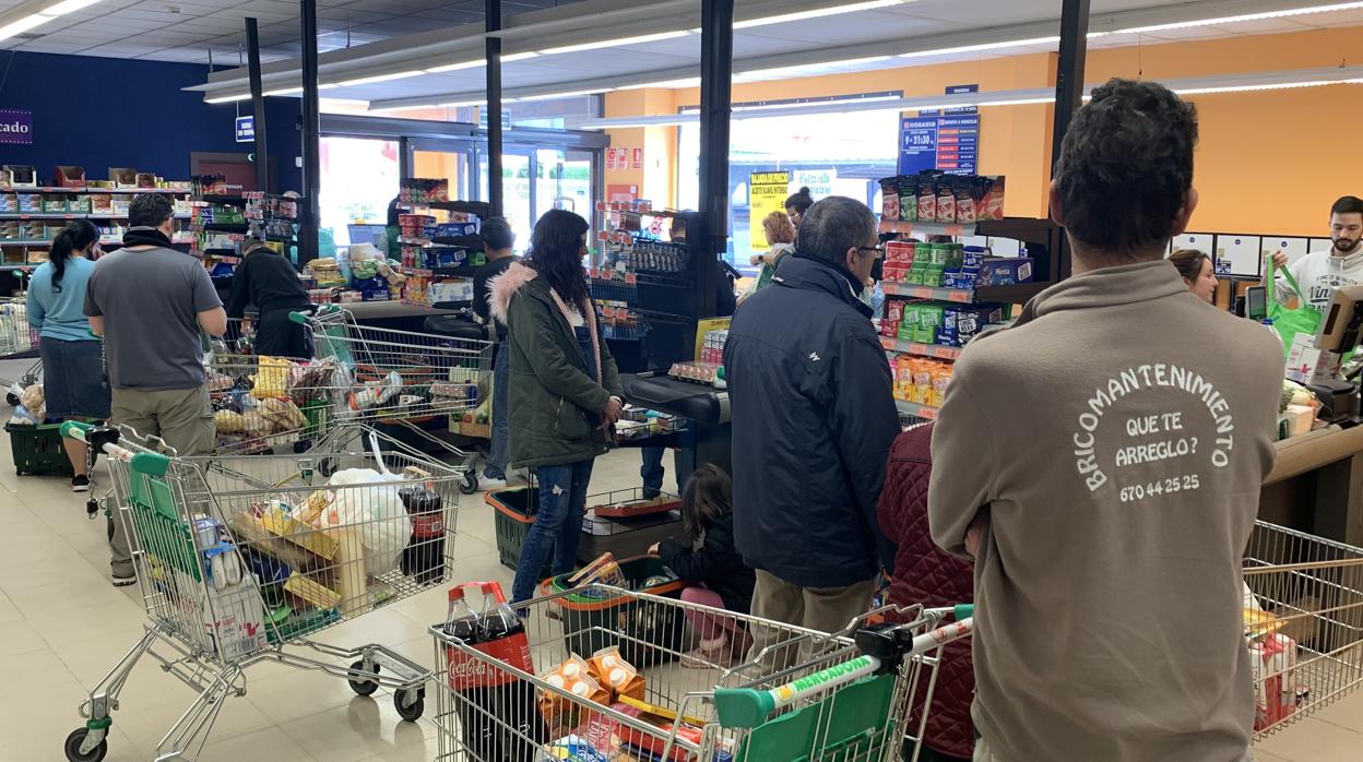 Varios clientes hacen cola en un Mercadona de la capital