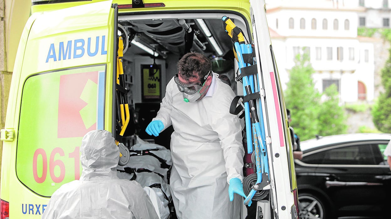 Una ambulancia atiende a un paciente de coronavirus el pasado día 24 en La Coruña