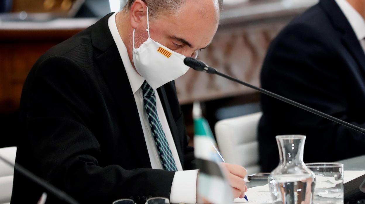 El presidente de Aragón, Javier Lambán (PSOE), tomando notas durante la Conferencia de Presidentes Autonómicos celebrada en San Millán de la Cogolla